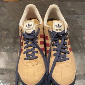 Like new adidas men’s tennis shoes